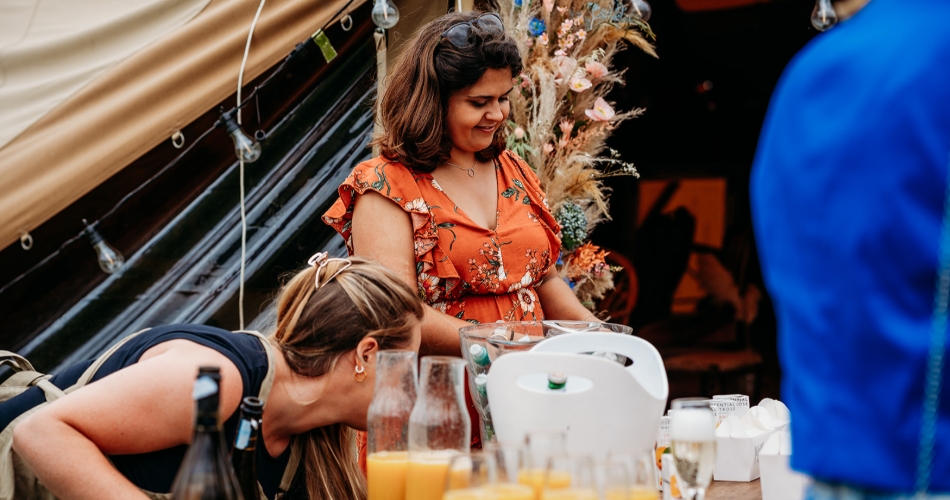 Image 2: The Wedding Hand