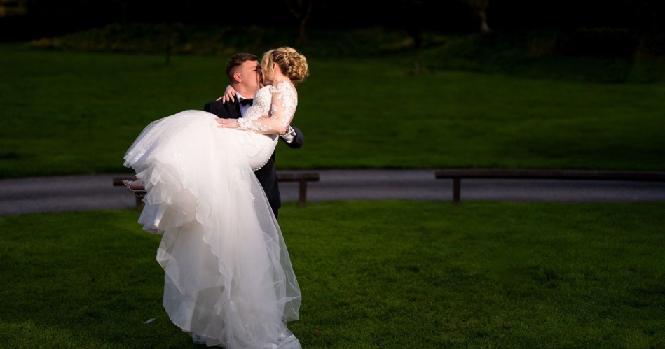 Image 4: The Wedding Hand