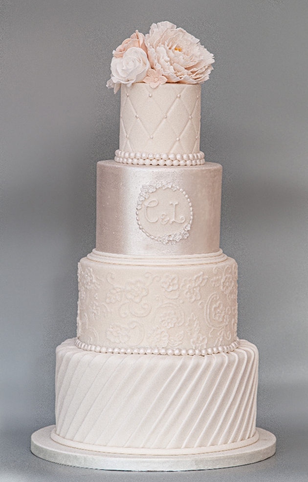 Tie your wedding theme into the big-day bake: Image 2