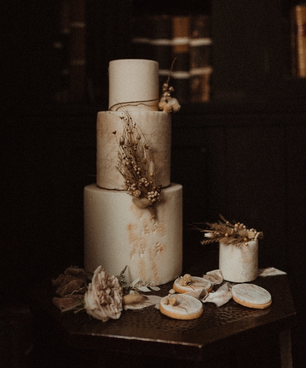 Tie your wedding theme into the big-day bake: Image 4