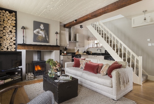 rustic and modern lounge with logs on the walls