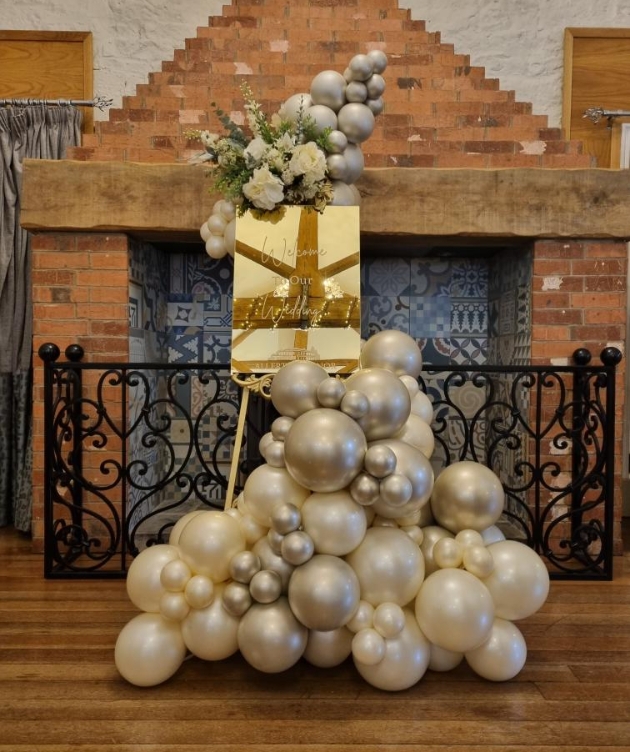 Welcome wedding sign with balloons