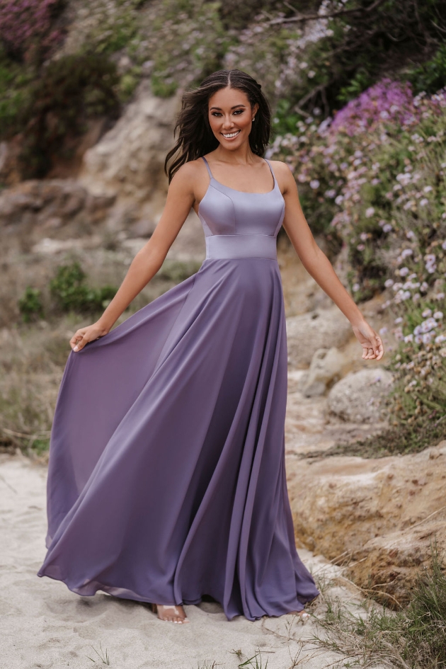 Bridesmaid in lilac dress