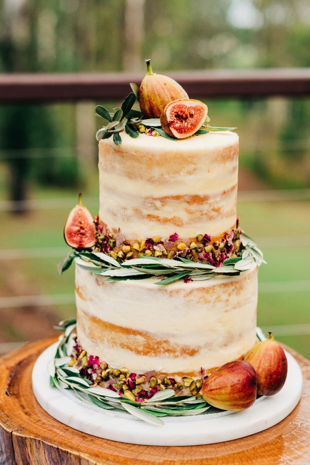 naked cake decorated with figs