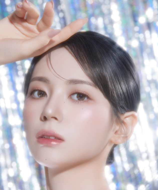 model wearing PEACH C Dual Beam Highlighter 